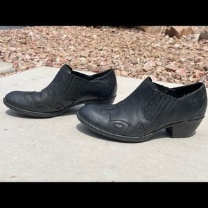 Born leather ankle bootie